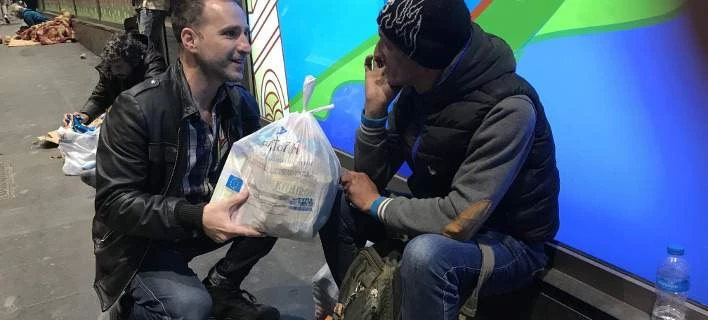 Η «Αποστολή» της Αρχιεπισκοπής Αθηνών στο πλευρό των αστέγων -Μοίρασε «δέματα αγάπης» [εικόνα]